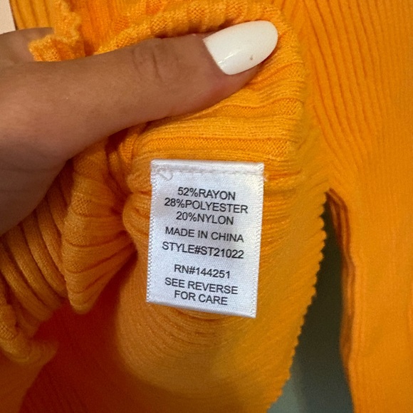 Yellow V-Neck Ribbed Knit Top - Picture 5 of 5